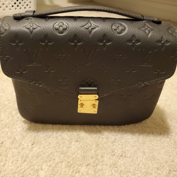 Purses - Picture 4 of 8